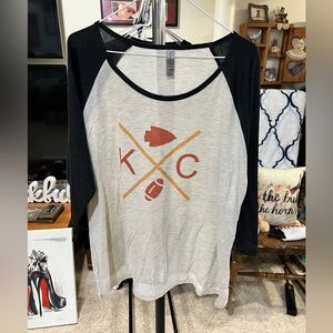 🐶 2/$15, 3/$20 Kansas City Chiefs ladies raglan tee